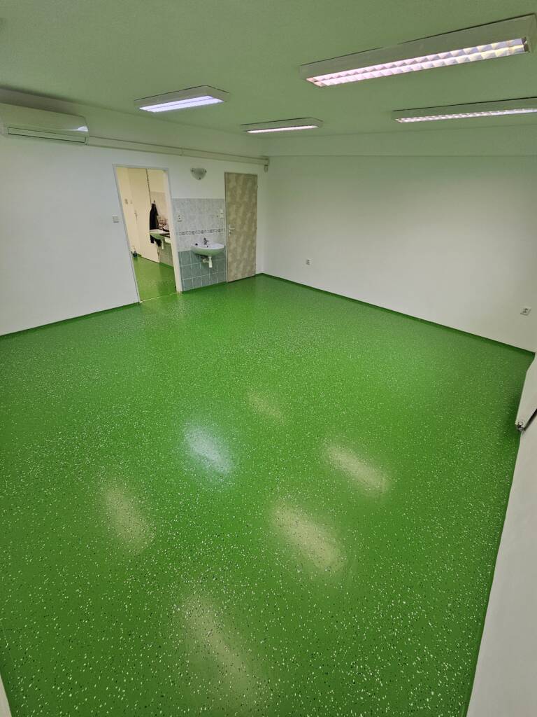 Pred a po: renovácia PVC/vinylovej podlahy PU systémom – zjednotený a odolnejší povrch