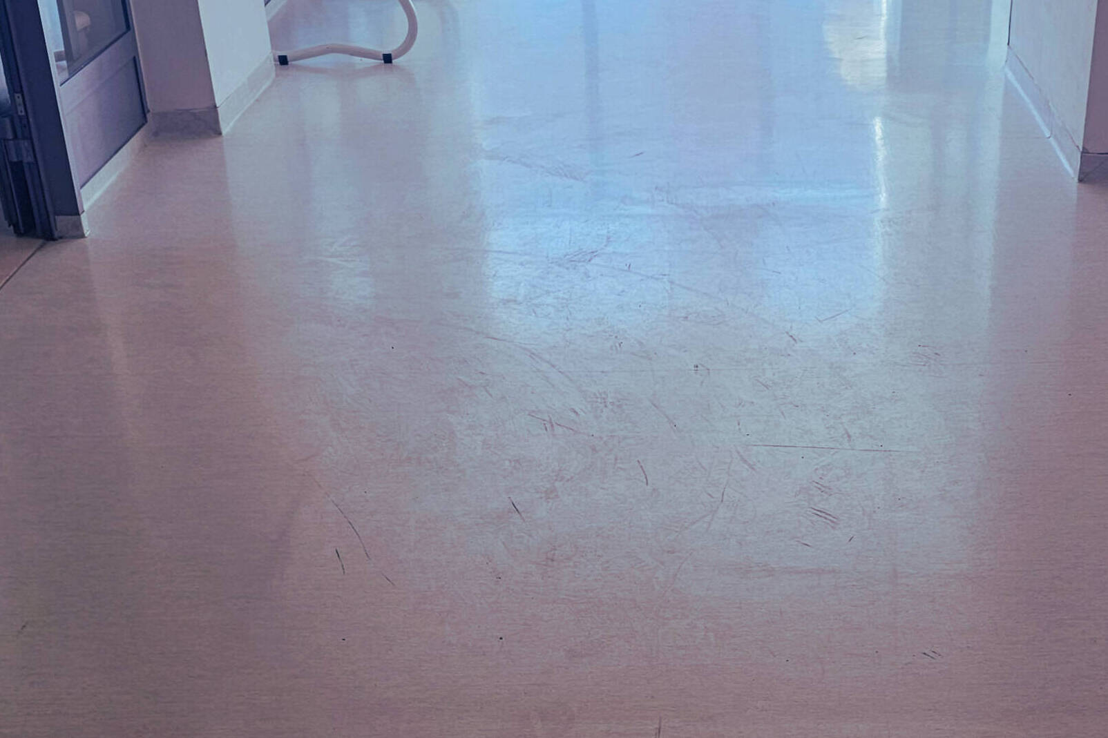 Opotrebovaný povrch PVC podlahy