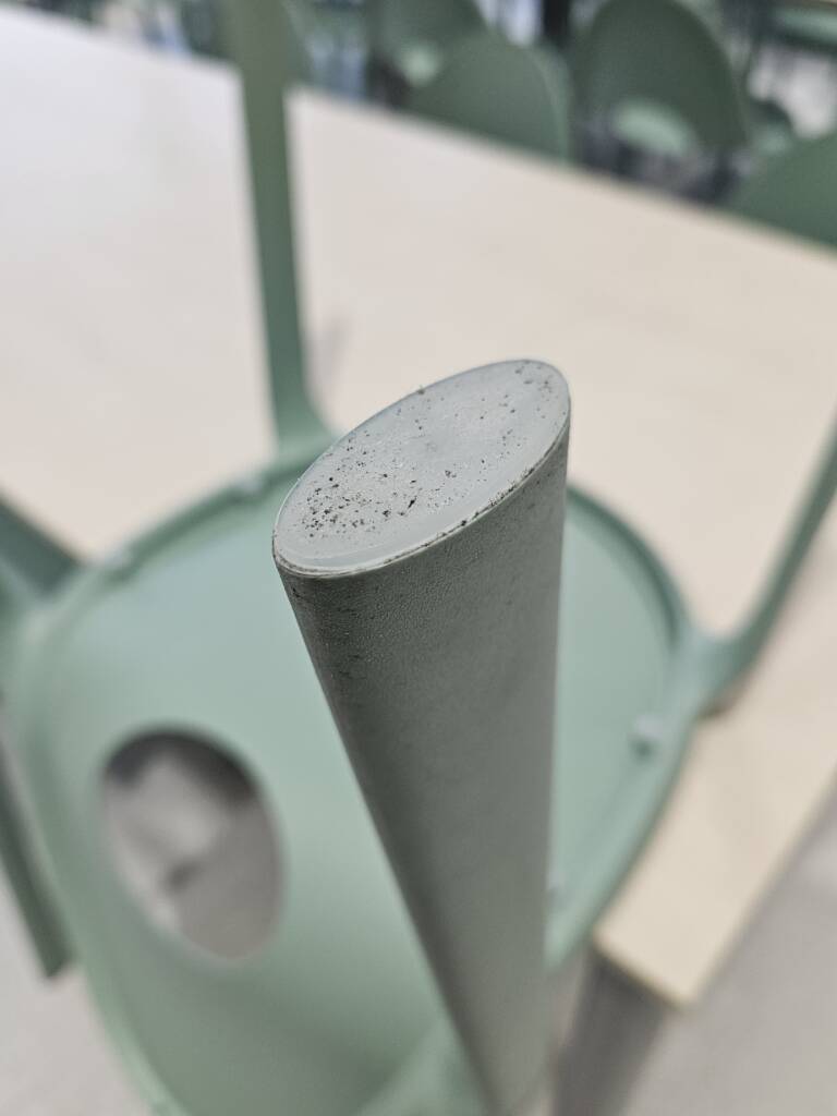Detail nesprávneho typu podlahového klzáka