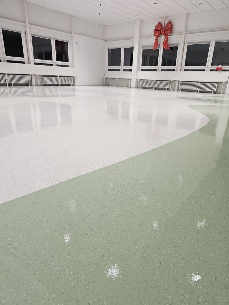Pracovný proces renovácie podlahy cez víkend bez odstávky