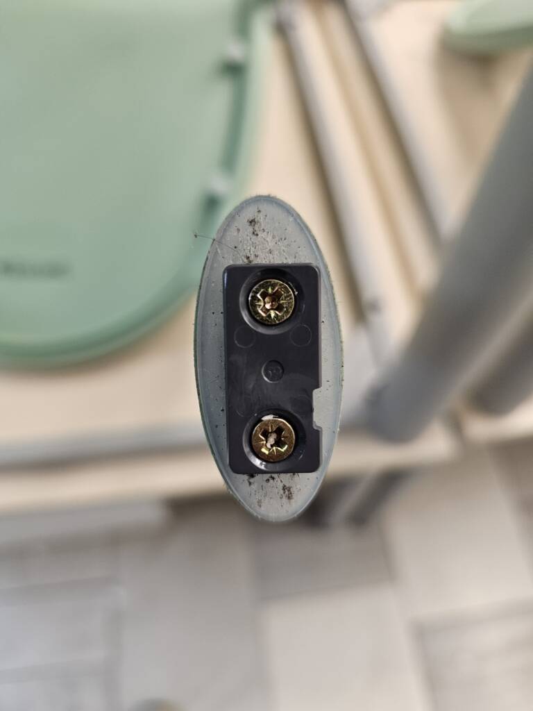 Detailná inštalácia klzákov na 190 stoličiek v školskej jedálni