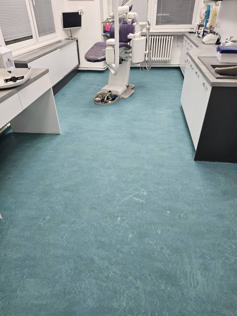 renovácia podlahy v ambulancii vyčistená podlaha