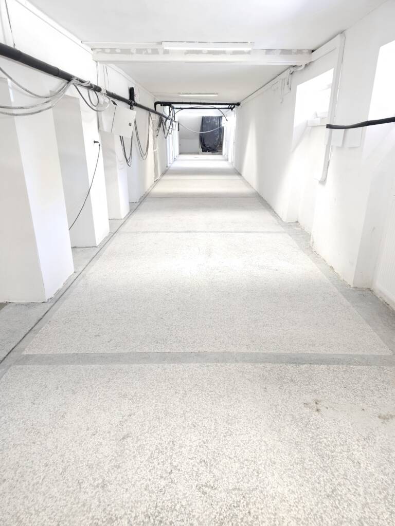 Pôvodná terrazzo podlaha v škole pred obnovou