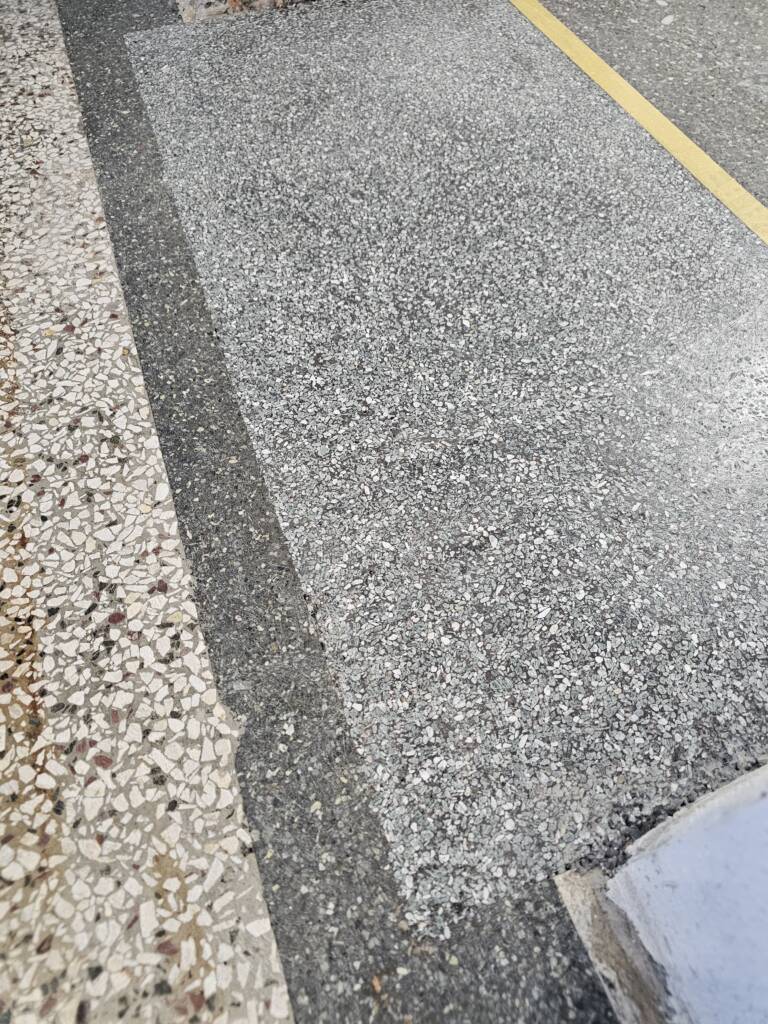 Oprava poškodenej terrazzo podlahy počas renovácie