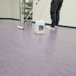 Renovácia vinylovej podlahy aplikácia polyuretánového laku