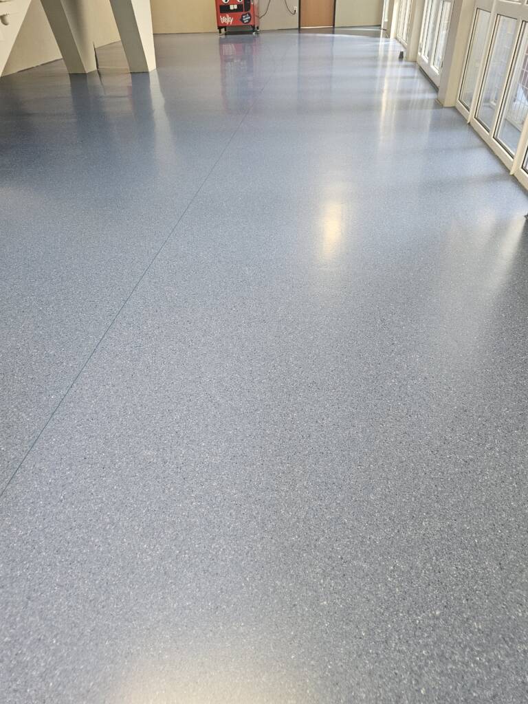 Dekofloor – renovácia podlahy systémom Dr. Schutz PU Siegel, stav po realizácii – základná škola, Bratislava